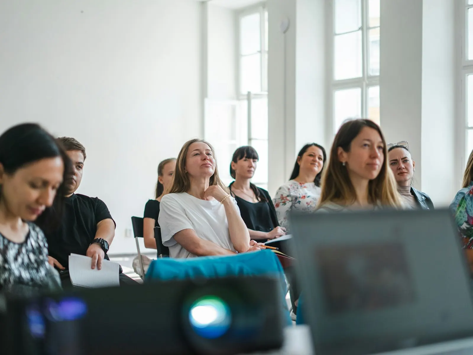 Grupo de empresarios atendiendo a un taller de formación en una sala luminosa