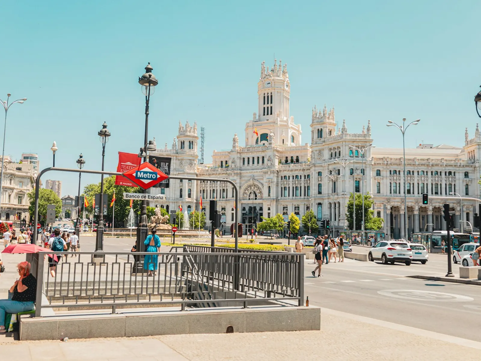Plaza de Cibeles, en Madrid, con una boca de metro en primer término